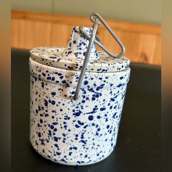 VTG blue&white speckled stoneware cheese/butter crock w: wire bail handle&lid - Picture 4 of 12